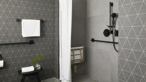 剑桥Kimpton Marlowe, an IHG Hotel的带淋浴、卫生间和盥洗盆的浴室
