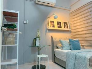 普特拉贾亚Maya Homestay Putrajaya Unit Dua的一间小卧室,配有一张床和一张桌子