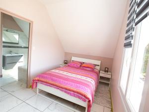 QuinévilleModern house with private terrace的一间小卧室,配有一张床和镜子