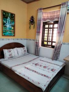 昆岛Bảo Hoàng HomeStay的窗户客房内的一张大床