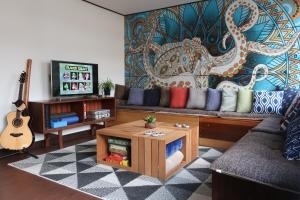白马村Starfall Lodge的带沙发和电视的客厅