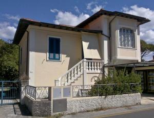 彼得拉桑塔Il Pozzetto Home Resort的带阳台的房屋和楼梯