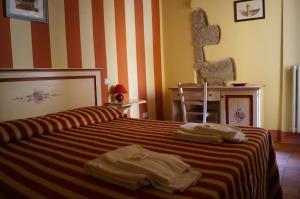 卢卡安菲堤亚特洛B&B酒店的一间卧室配有带毛巾的床