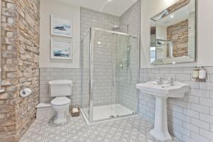 科克茅斯Tithe Barn - Self Check In Hotel的带淋浴、卫生间和盥洗盆的浴室