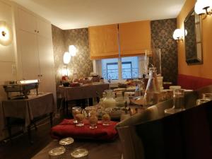阿姆博斯洛奇酒店的一间带桌椅的用餐室和一间带桌面的用餐室