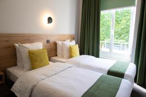 卢森堡沃邦酒店的配有窗户的酒店客房内的两张床