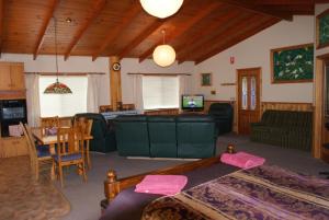 应许之地AAA级格拉纳里度假村住宿的客厅配有沙发和桌子