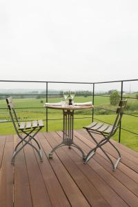 赫拉尔兹贝亨vakantieverblijf Pand19的观景甲板上配有一张桌子和两把椅子