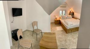 布加勒斯特Hostel JAZ的一间卧室配有一张床、一台电视和一张桌子