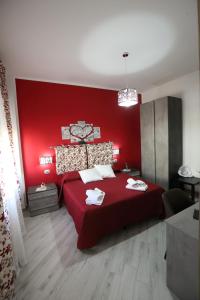 卡尔塔尼塞塔B&B ANGELO的红色的卧室,配有一张红色墙壁的床