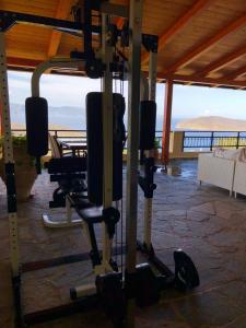 ThólosLuxus Tholos Bay的享有海景的健身房