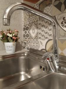 莫迪卡La Casa di Pina的厨房内带水龙头的盥洗盆