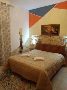 莫迪卡La Casa di Pina的一间卧室配有一张床,上面有两条毛巾