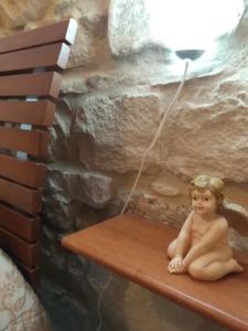 莫迪卡La Casa di Pina的坐在台灯下的一个婴儿