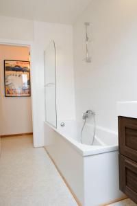 那慕尔Les Cerisiers - Duplex de Standing au Centre de Namur的白色的浴室设有水槽和镜子