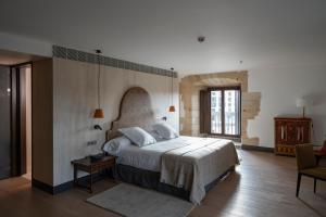 莱昂Parador de Turismo de León的一间卧室,卧室内配有一张大床