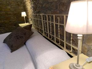 NavasaCaserío de Fatás的一间卧室配有一张床和一张桌子上的台灯