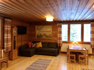 罗瓦涅米Lake Sieri House的客厅配有沙发和桌子