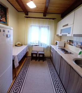塔塔里夫Котедж "Хата край села"的厨房配有柜台、水槽和冰箱。