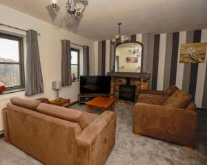 康威Conwy Valley Hotel Cottages的客厅设有两张沙发和一个壁炉