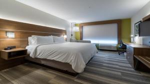 马里昂Holiday Inn Express & Suites - Marion, an IHG Hotel的酒店客房,配有床和电视