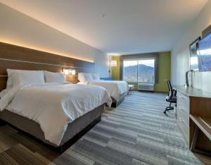 马里昂Holiday Inn Express & Suites - Marion, an IHG Hotel的酒店客房设有两张床和电视。