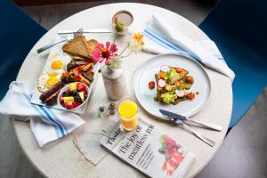 克利夫兰斯科菲尔德金普顿酒店的一张桌子,上面有一盘早餐食品和杂志