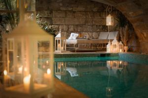圣温琴佐Villa Galatea的一间卧室设有一张床和一个游泳池