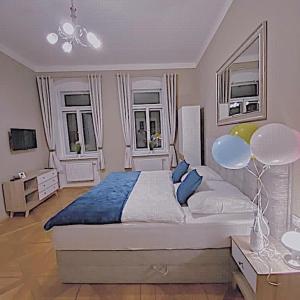 卡罗维发利Apartment Vertigo的一间卧室设有一张大床和两个窗户。