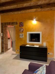 CeccanoIl Torrione的客厅配有沙发和墙上的电视