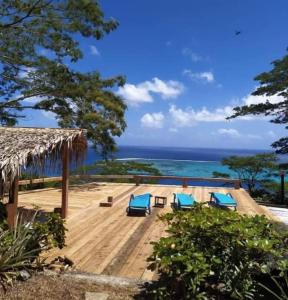 TevaitoaL'Auberge Polynésienne的蓝色椅子和海洋度假村