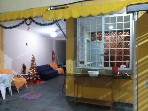 里约热内卢Hostel Varandas do Maracanã的带黄色遮阳篷的厨房和客厅
