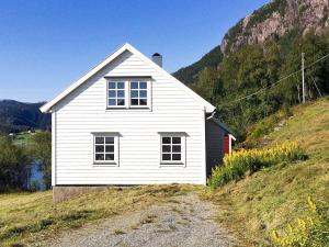 MasfjordenHoliday home Masfjordnes的山边的白色房子
