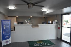 梅萨Quality Inn & Suites near Downtown Mesa的餐厅柜台的景色