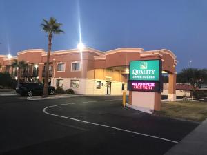 梅萨Quality Inn & Suites near Downtown Mesa的前面有标志的建筑