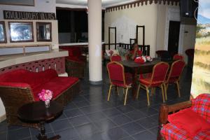 蒙巴萨Room in Guest room - A wonderful Beach property in Diani Beach Kenyaa dream holiday place的坐在一个房间里桌子上的女人
