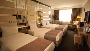 凡城REFORM OTEl的酒店客房,配有两张床和椅子