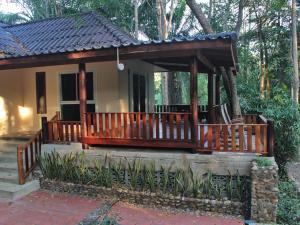 班康卡臣班马卡自然旅馆的小屋设有木门廊和门廊