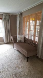诺丁汉路Invermooi Estate的客厅设有一张沙发,客厅设有窗户