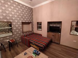 巴库apartament oriental tale in old cyti Baku的带沙发和电视的客厅
