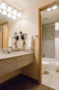 Promenade Inn & Suites Oceanfront的一间浴室