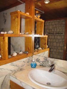 圣玛丽亚Sal Beach Club的一间带水槽和镜子的浴室