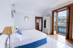 拉维罗Ravello Art Apartments的一间卧室配有一张床,享有海景