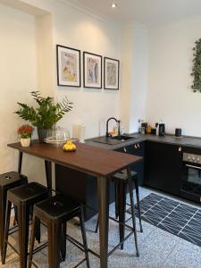 海德堡海德堡公寓的厨房配有木桌和一些凳子