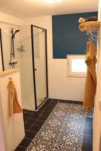 BurenKade10Buren的带淋浴的浴室和瓷砖地板。