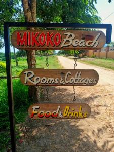 巴加莫约Mikoko Beach & Cottages的标牌上写着mikoto海滩龙诺斯和鸡肉食品和饮料
