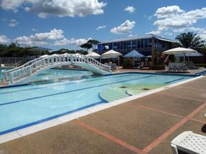 比亚维森西奥Hotel Campestre Kosta Azul的一座带桥梁的游泳池