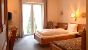 吕贝克特威豪斯加尼森林酒店的酒店客房设有两张床和窗户。