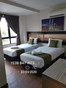 安邦Yeob Bay hotel Ampang的酒店客房设有两张床和窗户。