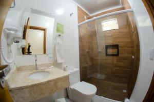 佩尼亚Villarejo Parque Hotel的浴室配有卫生间、盥洗盆和淋浴。